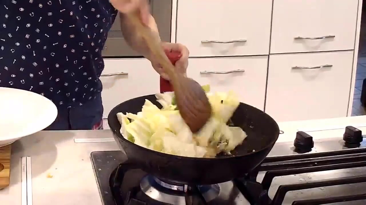 台湾美食:大厨教你简单方法,调配美味酱汁,做好吃的糖醋卷心菜