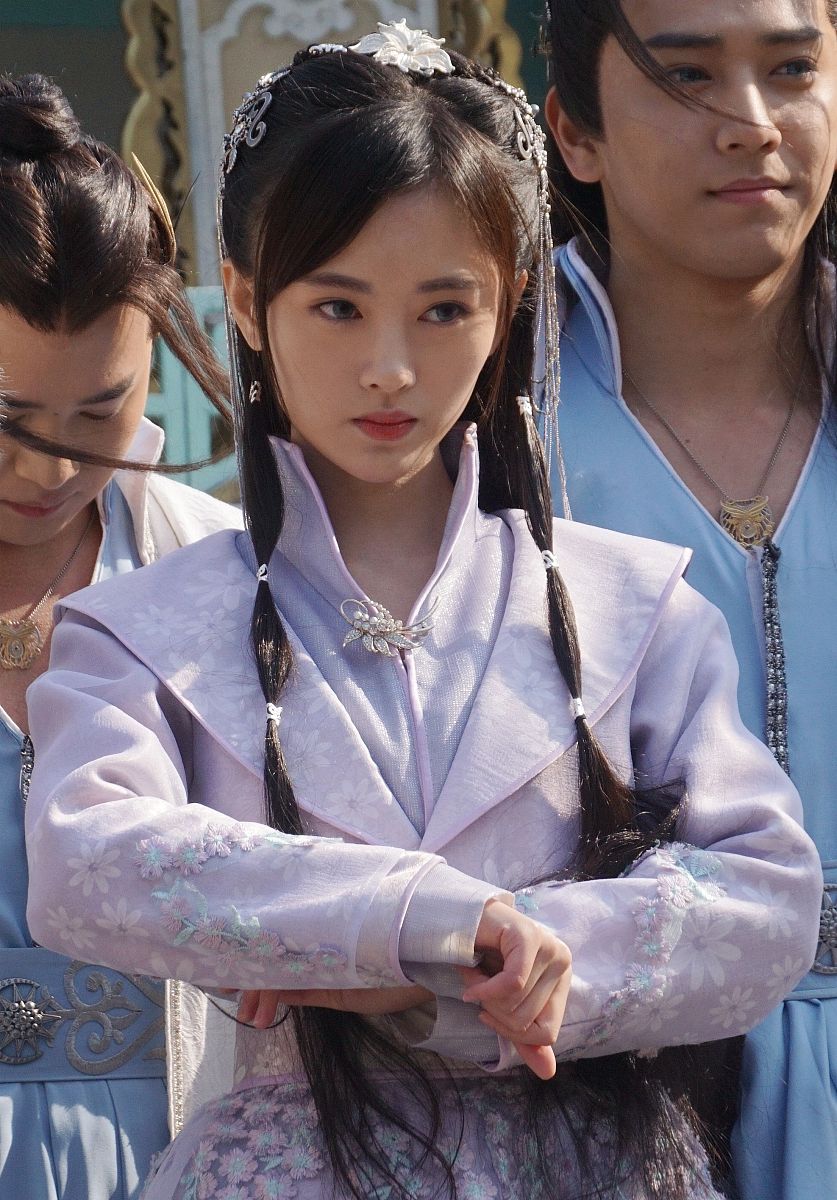 一对情侣男生名字郭俊辰女生名字鞠婧祎请以女生作为诗人身份写一首李清照风格的押韵情诗表达热恋爱情要求诗里面包含恋人名字提供诗的名称和含义解释按以下格式输出其中xx是你需要扩写部分。诗名：xx诗内容：xx诗含义：xx