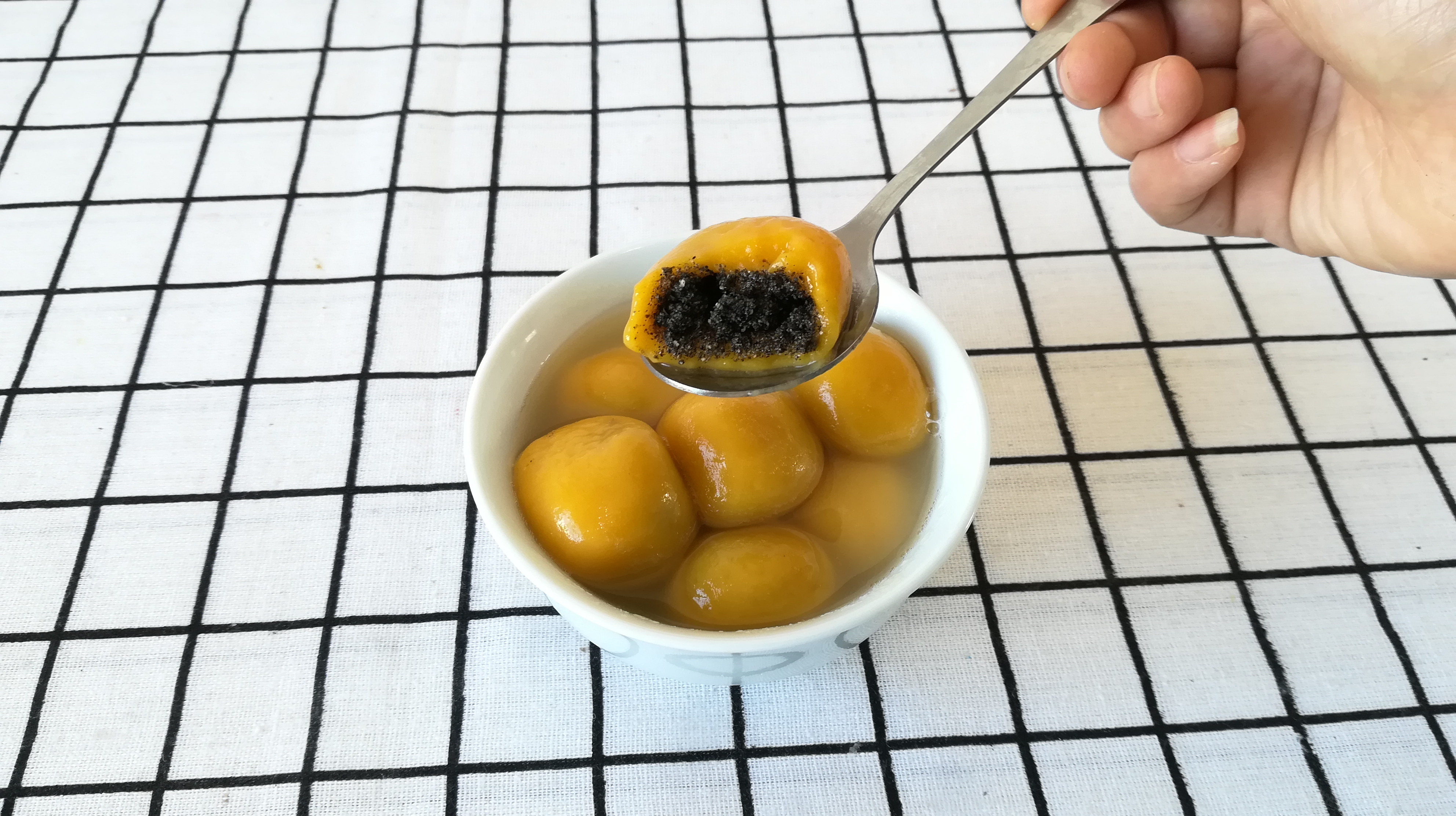 黑芝麻汤圆的家常做法,不破皮,不露馅,简单易学,比买的还好吃