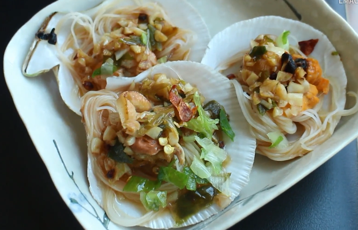 春节必备菜谱,蒜蓉粉丝蒸扇贝,只需五步!