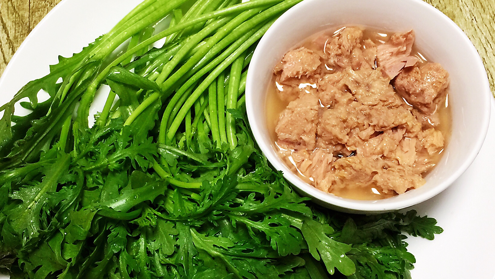 清爽健康的金枪鱼拌茼蒿最适合下班后吃不下大鱼大肉的懒人们!