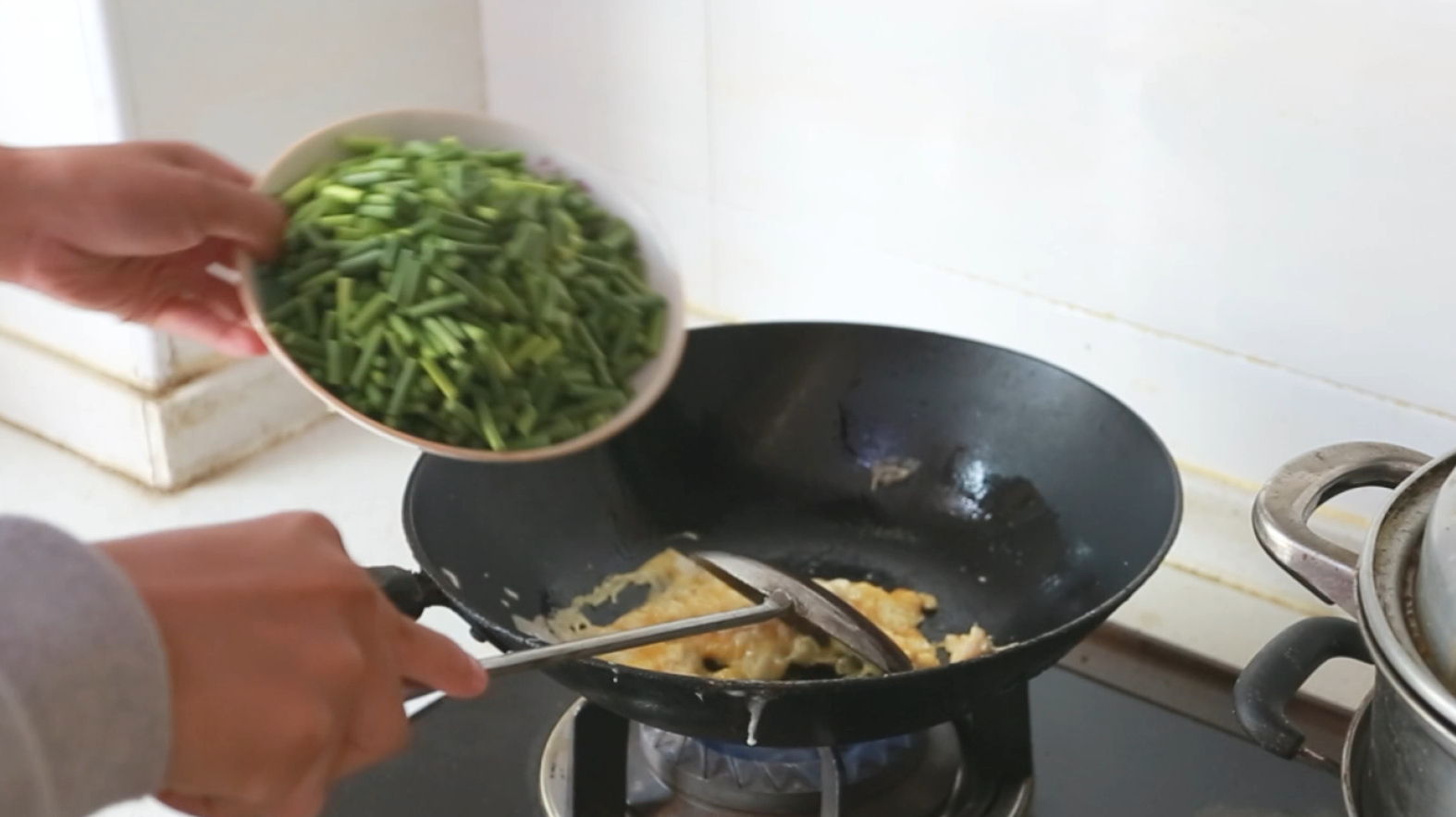 农家土鸡蛋搭配新鲜的蒜苔,这道菜颜色好看又好吃,口水流出来了