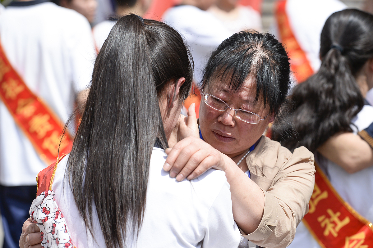 降重：四年的本科生涯转瞬即逝在此我要向所有出现在我生命中给予我力量与帮助为我照亮人生之路的人致以最衷心的谢意！首先我要感谢我的父母一直在背后默默地支持我尊重我的每一个选择并给予我正确的人生指导教我如何做人。您们是我最坚强的后盾也是我奋力拼搏的动力我定将继续努力完善自我提升自我变得更加优秀报答您们的养育之恩！然后要感谢的莫过于我的导师xxx教授老师博闻多识给予我们很多宝贵的知识财富。上课期间老师利用