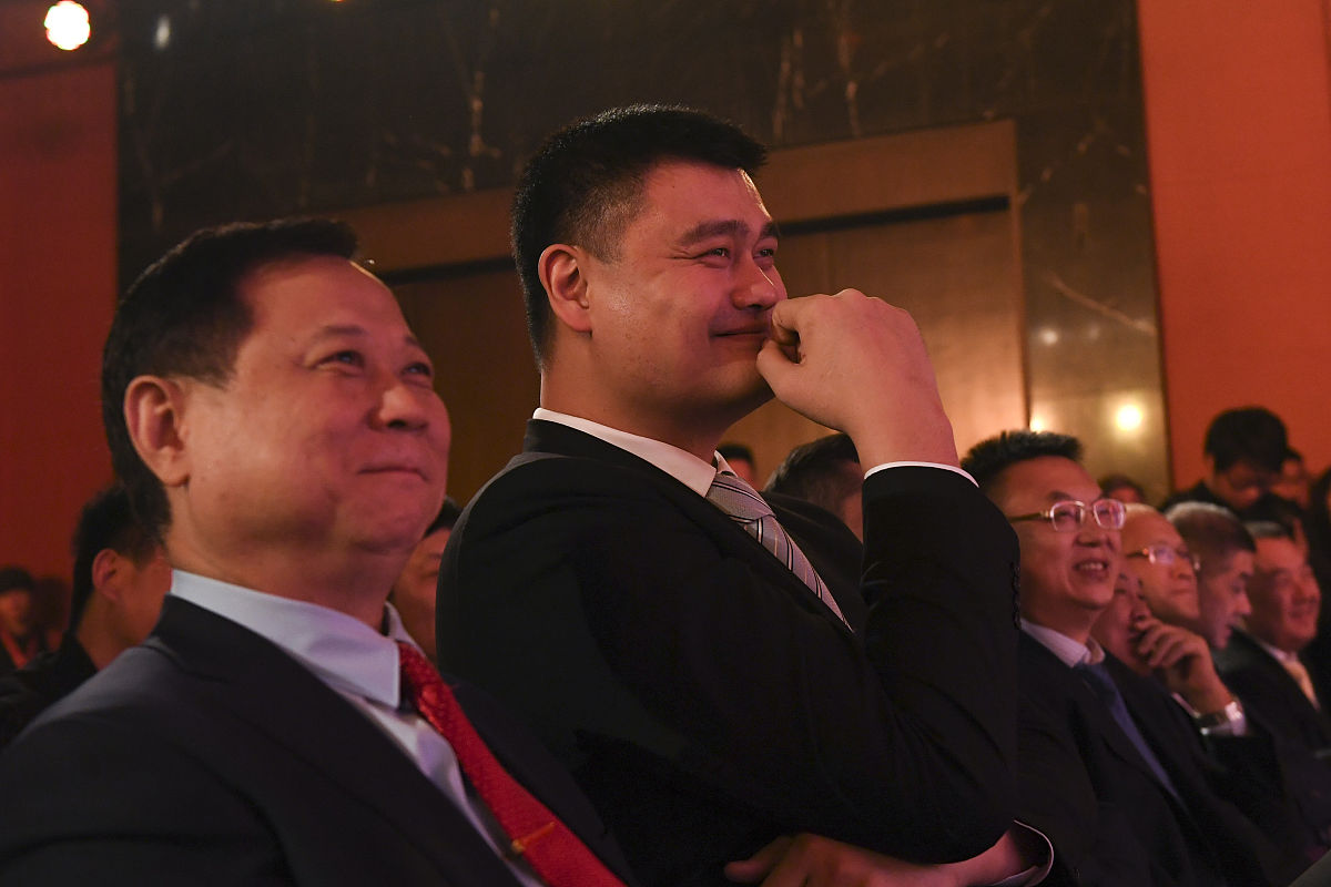 3 海底捞创始人张勇一家移民新加坡成为当地首富。请问这一消息对海底捞企业形象塑造影响如何？如果你是公关部门负责人会如何处理此消息。