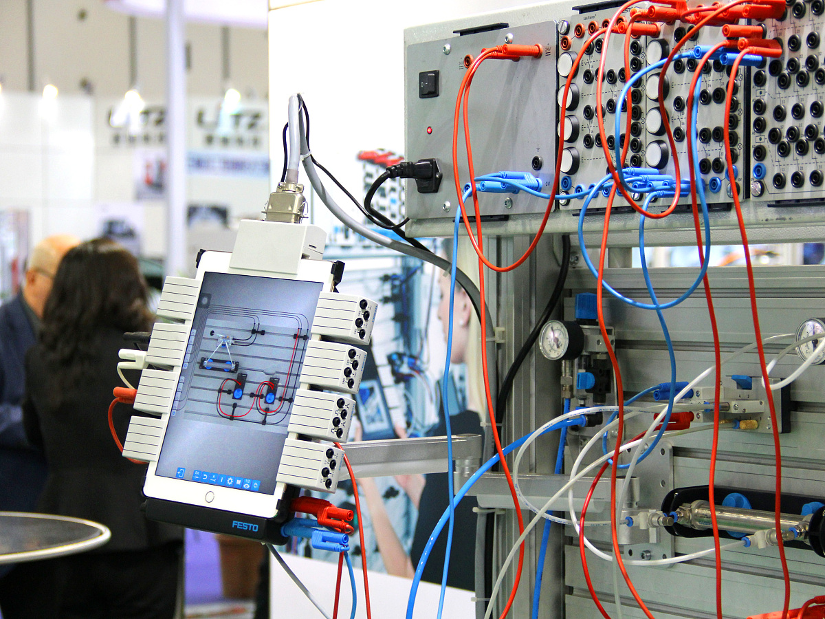 帮我写一份有关步进电机测试的培训材料步进电机是一种常用的电动机广泛应用于各种机械设备中。为了确保步进电机的正常运行需要进行测试。下面是有关步进电机测试的培训材料。一、步进电机的工作原理步进电机是一种精密电动机它可以按照精确的步进角度旋转通常用于需要高精度控制的应用中。步进电机的工作原理是通过电流控制来实现的通常需要使用专门的驱动器来控制电机。二、步进电机测试的准备工作在进行步进电机测试之前需要做好