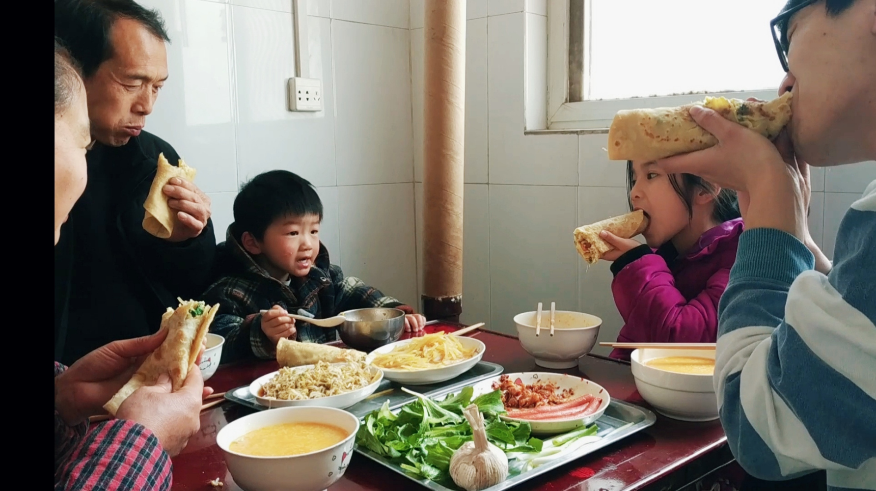 在家自制鸡蛋灌饼的小窍门,给孩子们做街头小吃解馋,快来看看吧