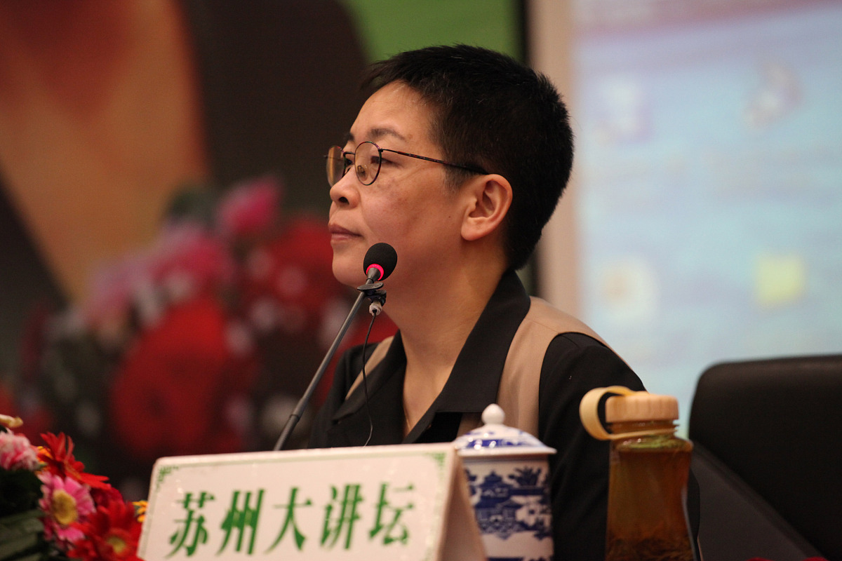 2012年3月24日,江苏苏州,央视主持人张越与苏州市民共同探讨"我们为什