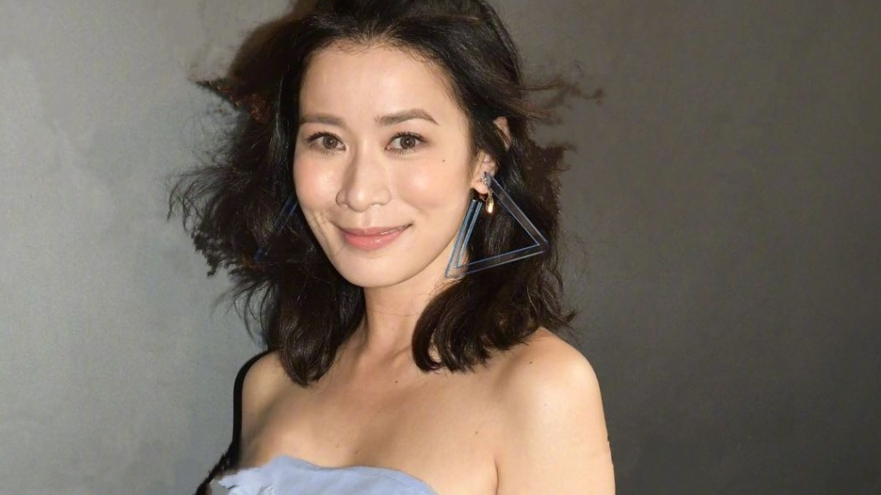 【佘诗曼晒照为汤盈盈女儿庆生,与干女儿合影母爱爆棚】9月23日,佘诗曼在微博晒出了一组为汤