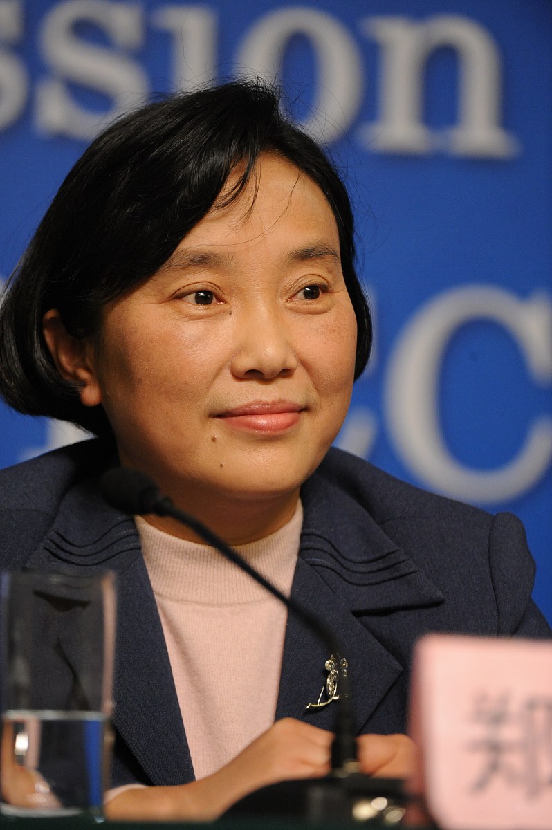 你充当一个写作文员我给你一段话你对这段话进行伪原创、润色改写降低与原文的相似度保持主要意思不变再进行一句话的简单扩写扩写加在原来的内容后面也就是放在同一个pp里面不要放在一个单独的pp里面并且保持html标签不变给你的内容如下： p学校现有特级教师3人高级教师达93人占专任教师的35中级教师109人占专任教师的412中高级教师占专任教师的762；省市级骨干教师48人占专任教