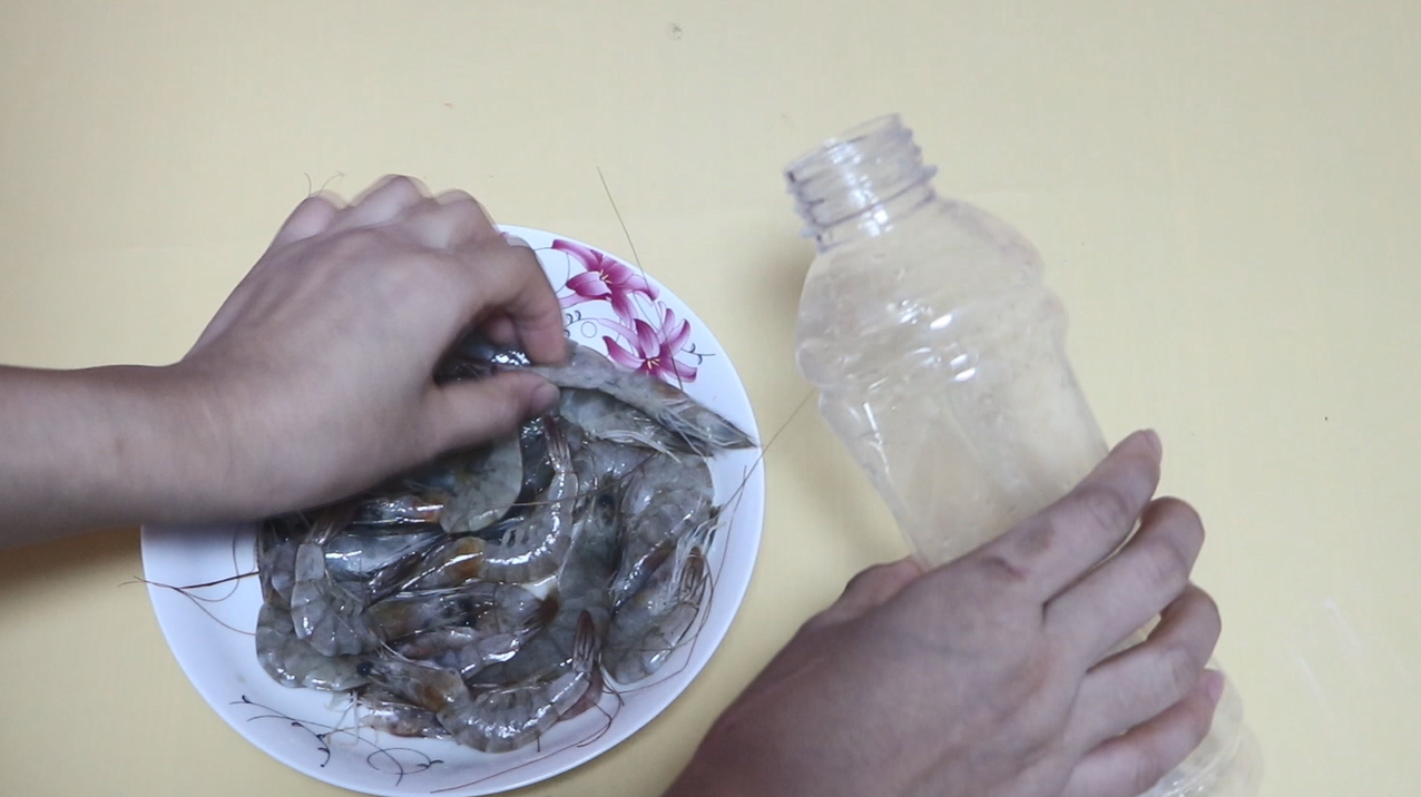 把虾装进塑料瓶里,别提多强大,叮嘱家里人,早点清楚就好了