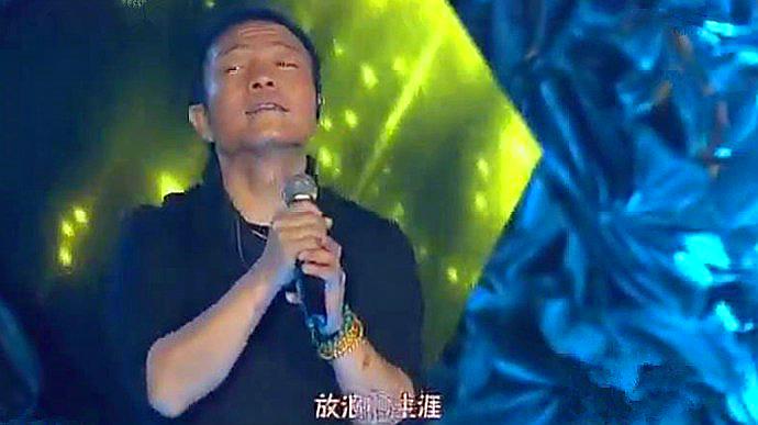 [图]中国摇滚乐神级人物许巍现场演绎《完美生活》