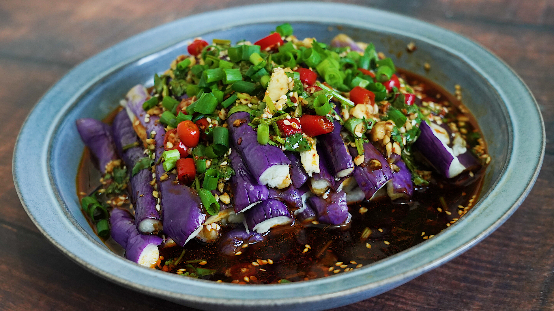 红油蒜泥手撕茄子的家常做法,学会凉拌汁技巧,家常凉拌菜不用愁