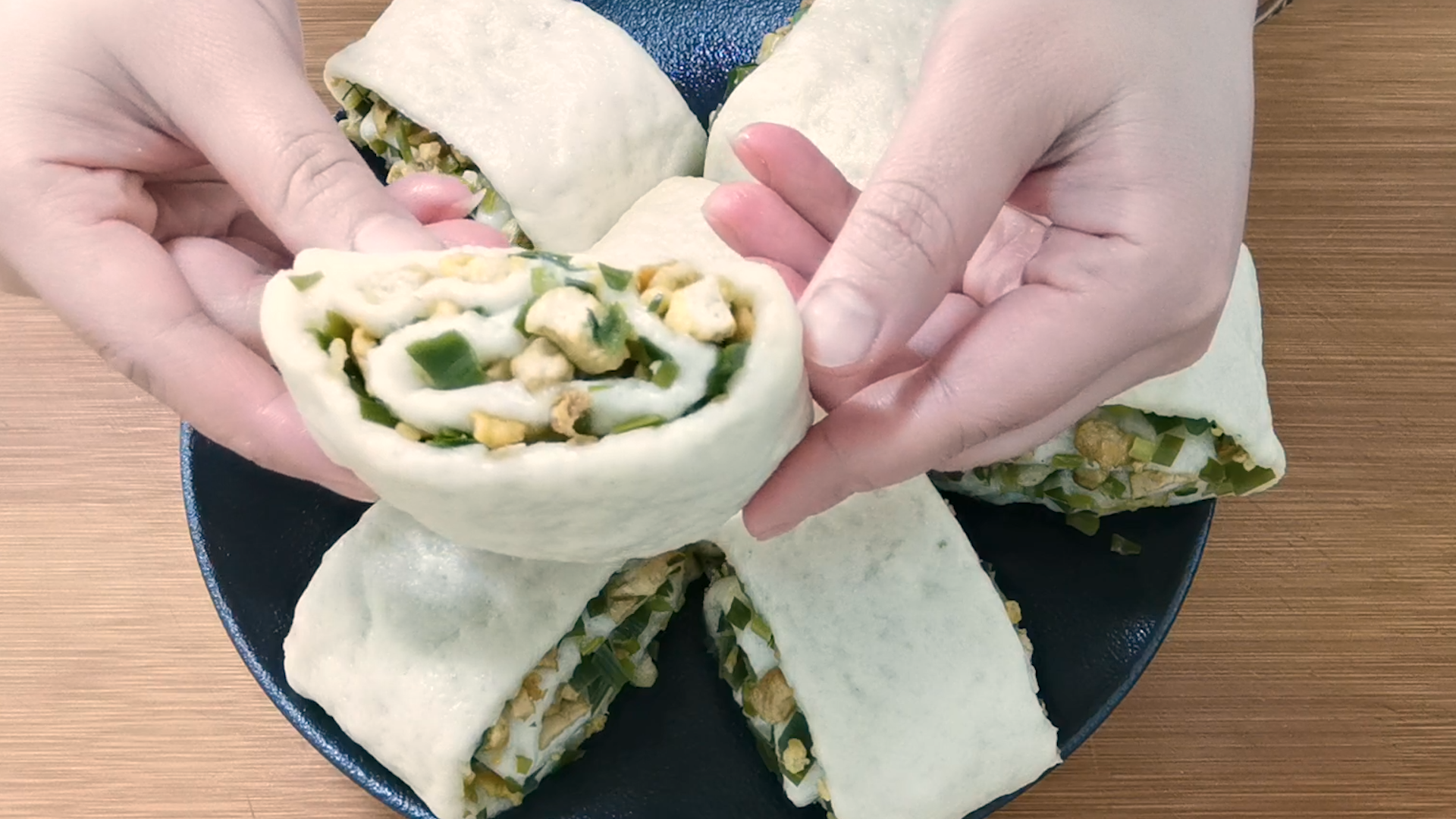 #五一不停更# 这是我见过最好吃的韭菜豆腐花卷,吃起来真的是太香了,老公一次性吃了六个,趁