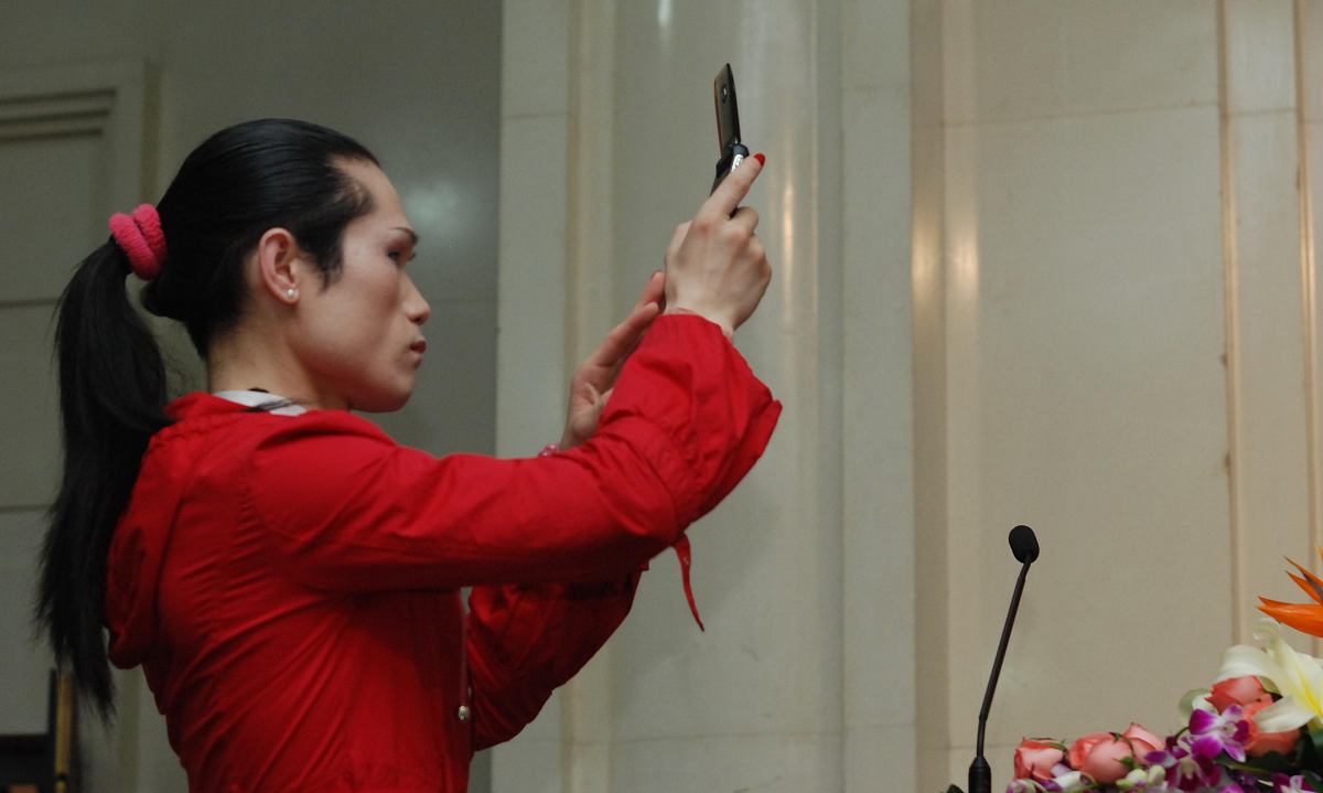 2010年4月27日,杭州,电影《a面b面》举行演员见面会.***_***+++_+++a