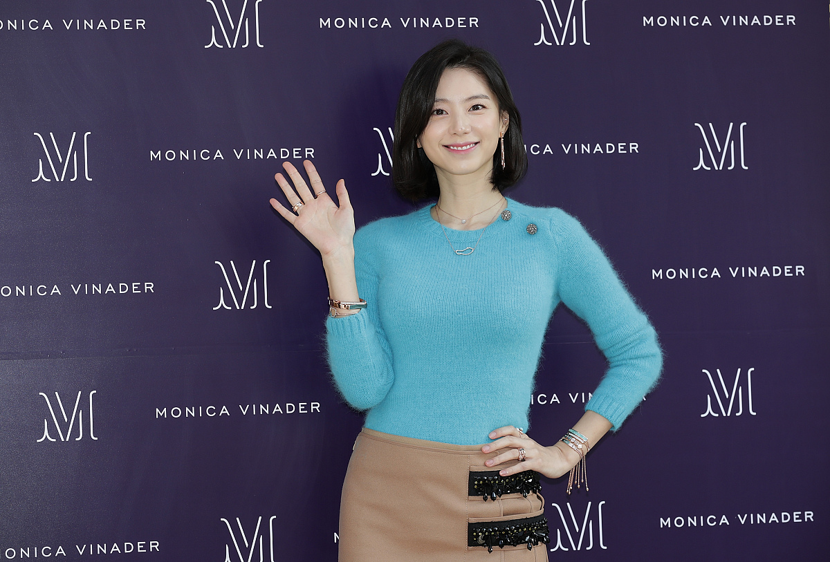 裴勇俊娇妻朴秀珍怀二胎后不显孕肚 蓝色毛衣搭配半身裙优雅迷人