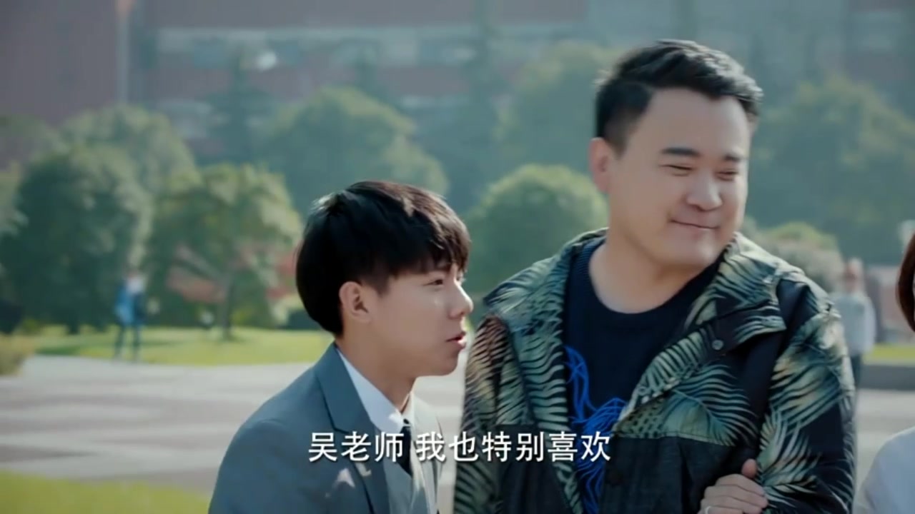 女校医和男老师一起走在路上,学生们问问题,被老师一把推开