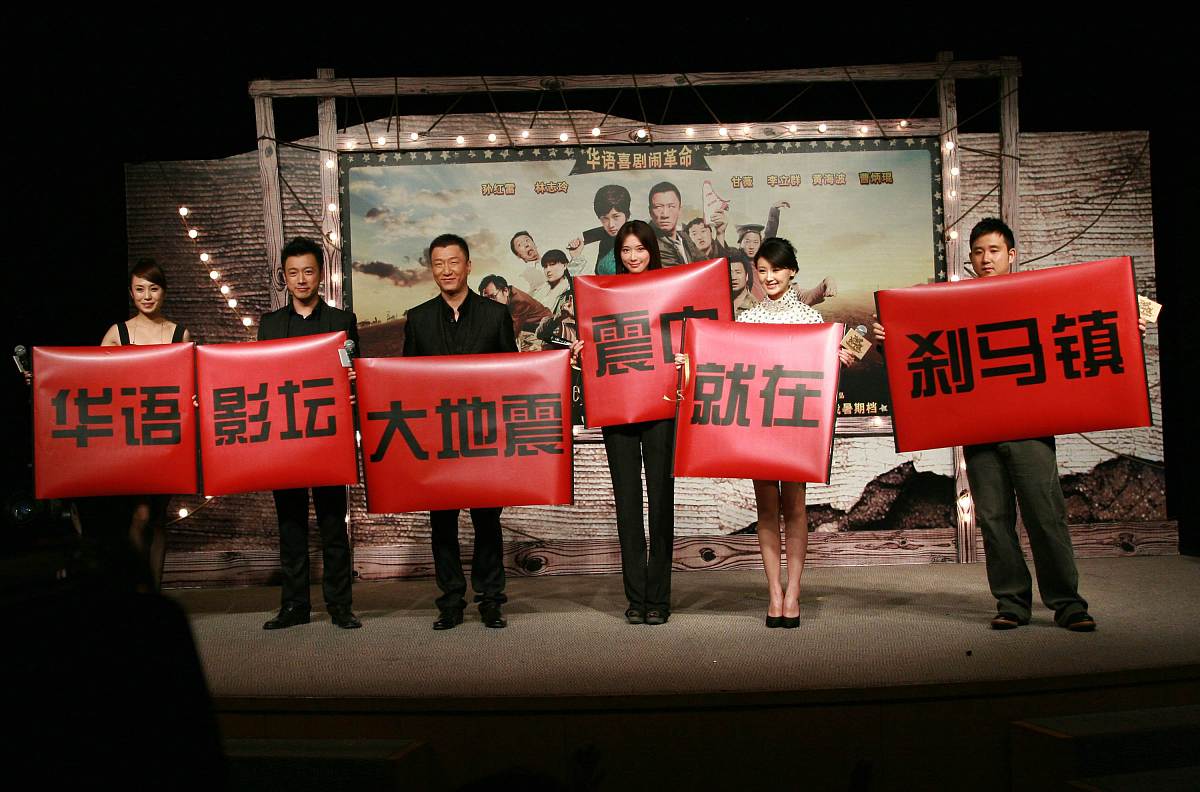 恒大金碧天下社区露天电影：经典红色电影《生死坚守》暖心上映