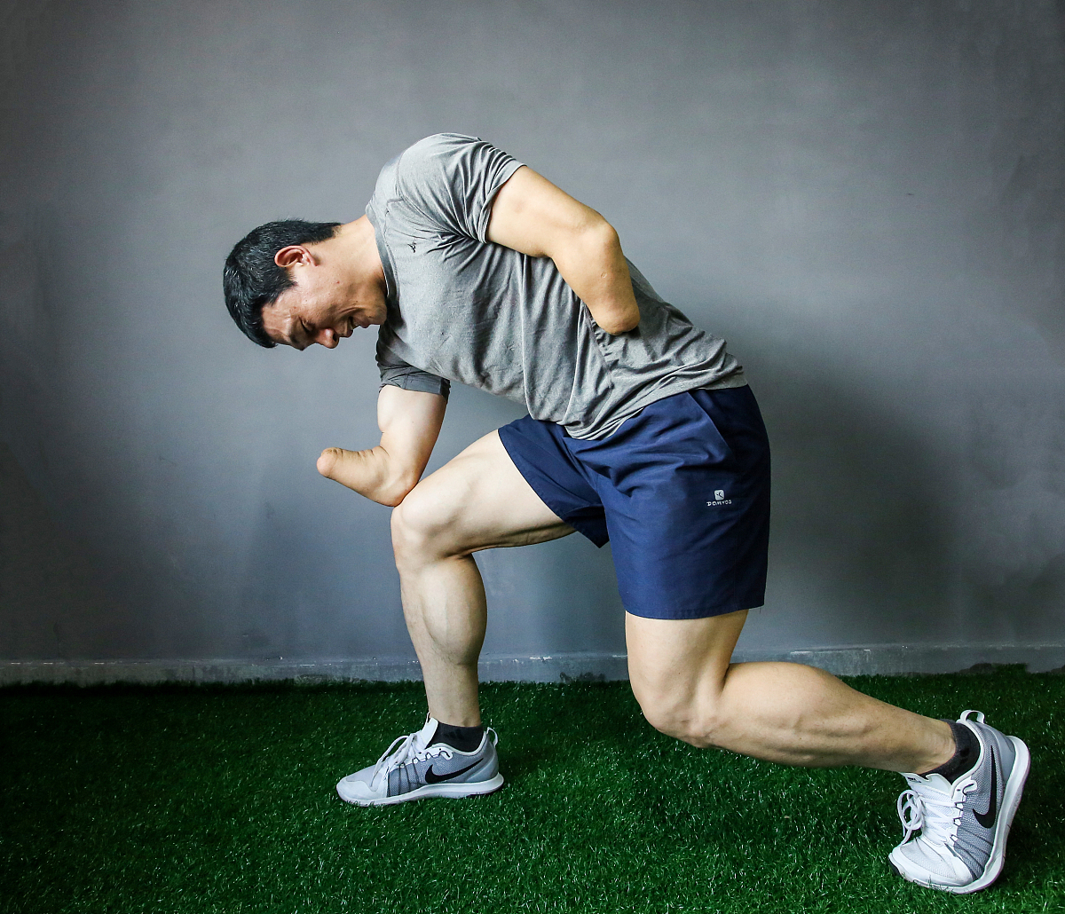 我目前身高172cm体重70kg深蹲140kg硬拉140kg高翻65kg帮我制订一个训练计划