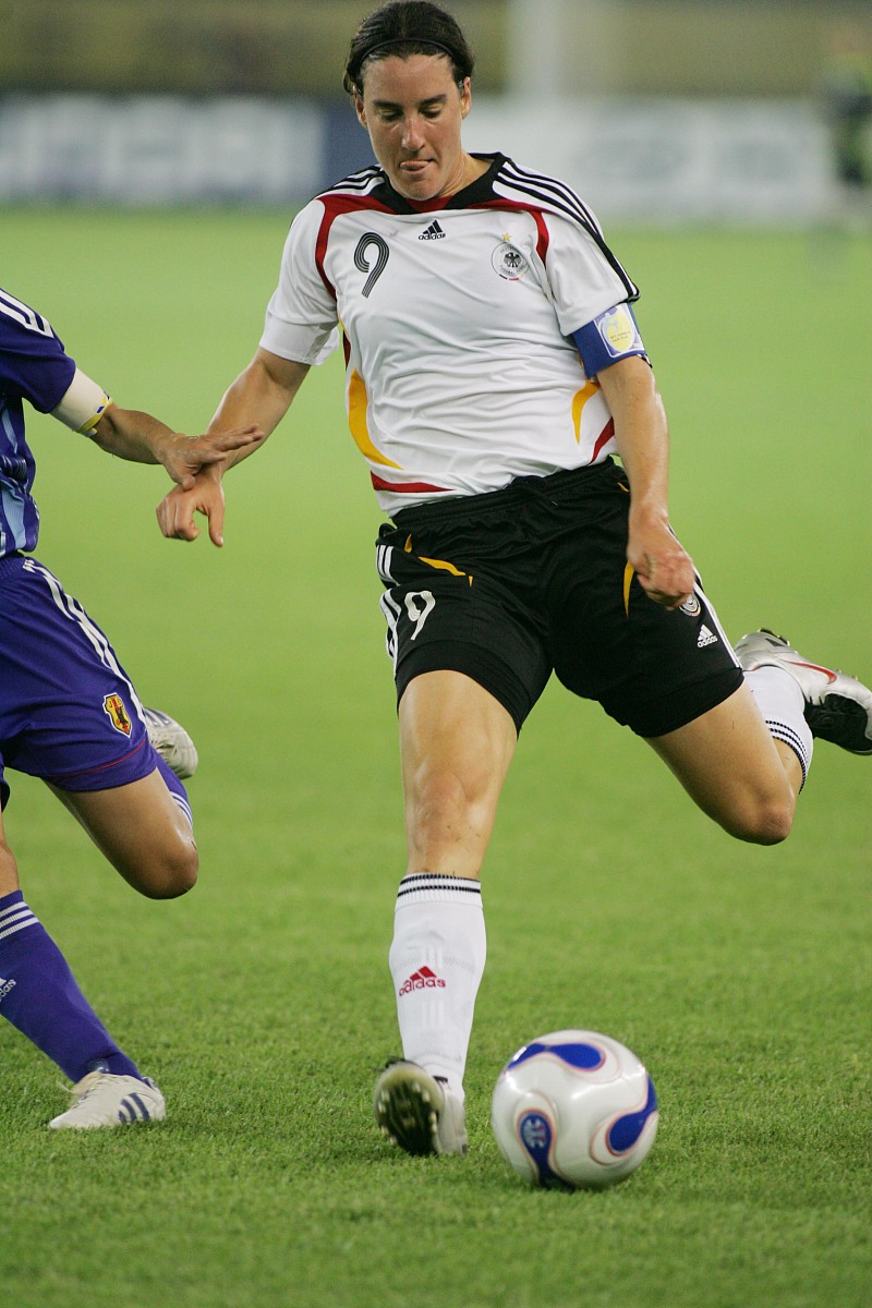 2007年9月17日,浙江杭州黄龙体育中心,女足世界杯a组第三轮,德国2-0完