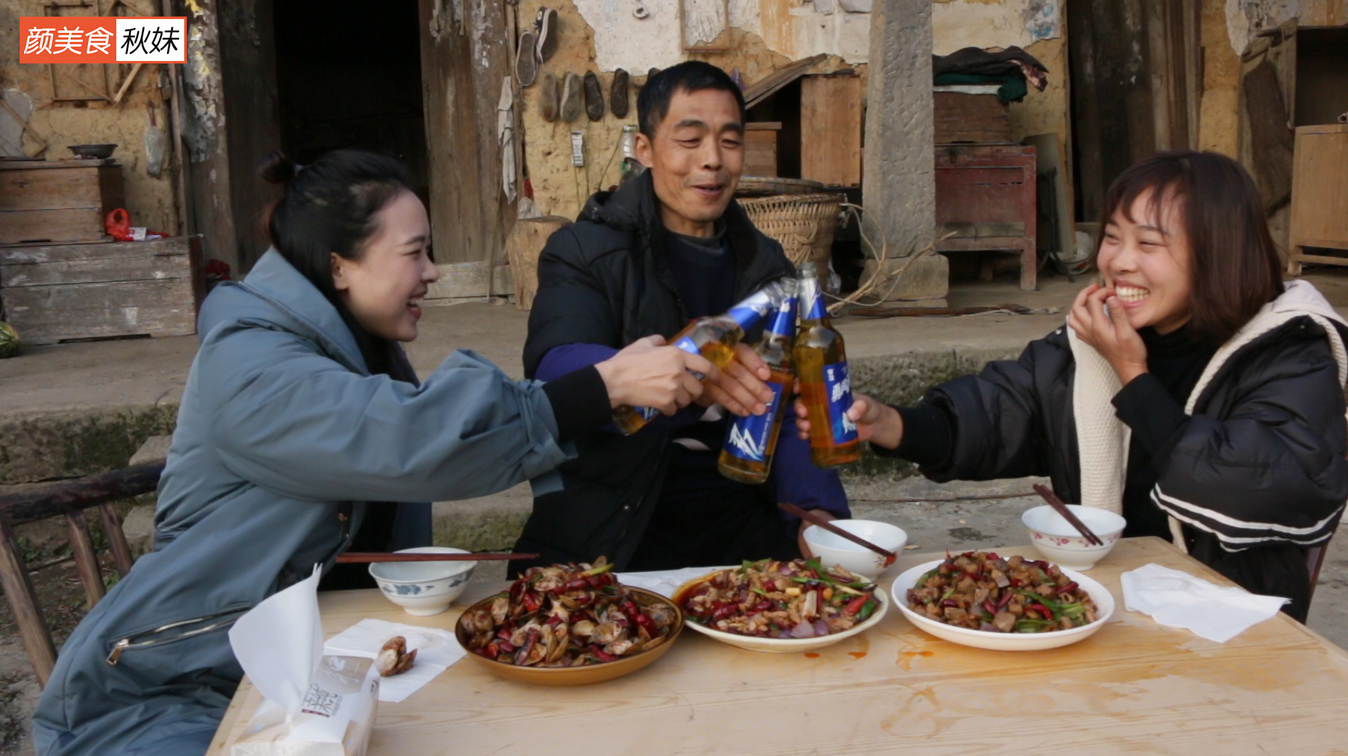 秋妹炒了几个火爆川菜,和爸爸、姐姐喝着小酒,吃着小菜,真开心