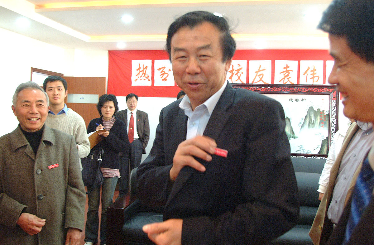 2005年4月4日下午,前国家体育总局局长袁伟民回到了母校苏州中学.袁伟