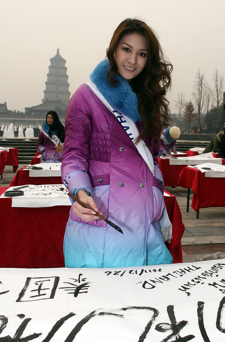 2011年12月26日,陕西省西安市,2011世界旅游小姐在西安大雁塔下挥毫泼