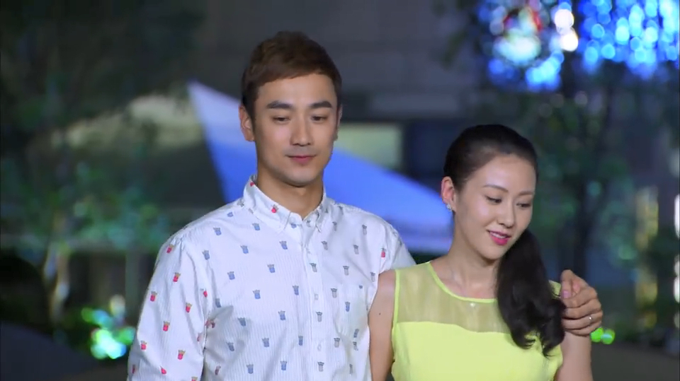 老公帮老婆过生日,老婆好奇他竟会做蛋糕,他说起大学的事她大笑