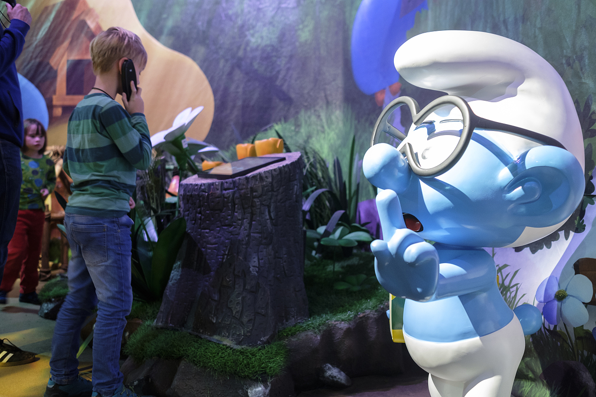 蓝皮肤外星人反派，植入芯片控制小精灵！童年动画片《蓝精灵》你还记得吗？