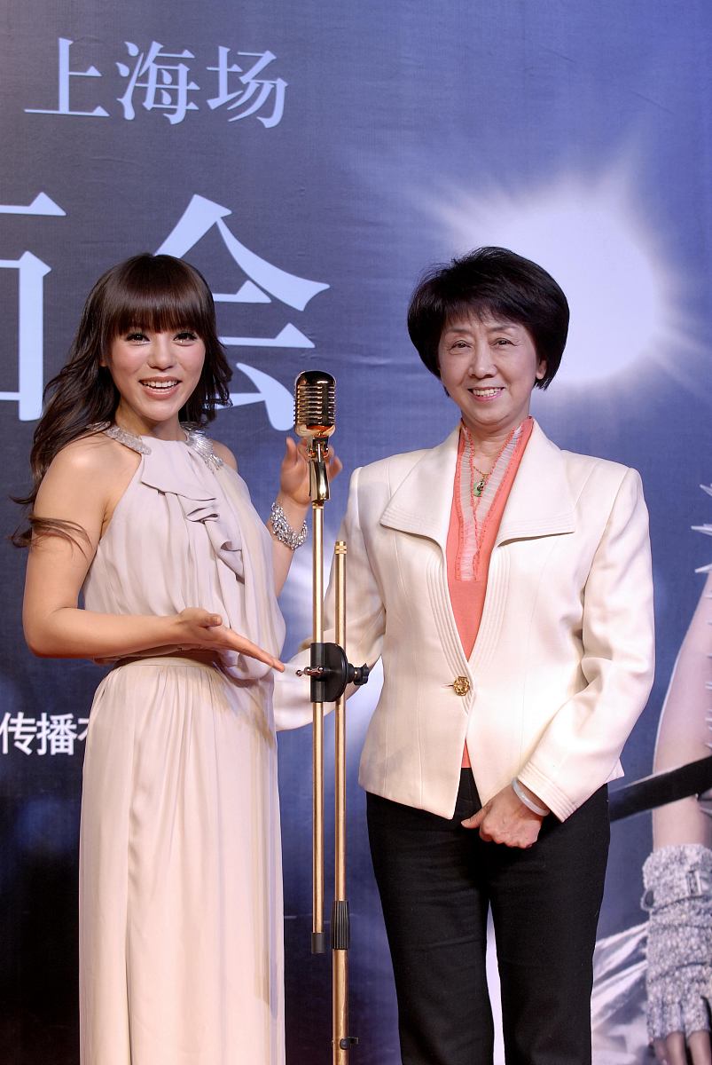 2012年3月7日,上海,丁当为世界巡演-丁当2012"歌舞线上"世界巡回演唱