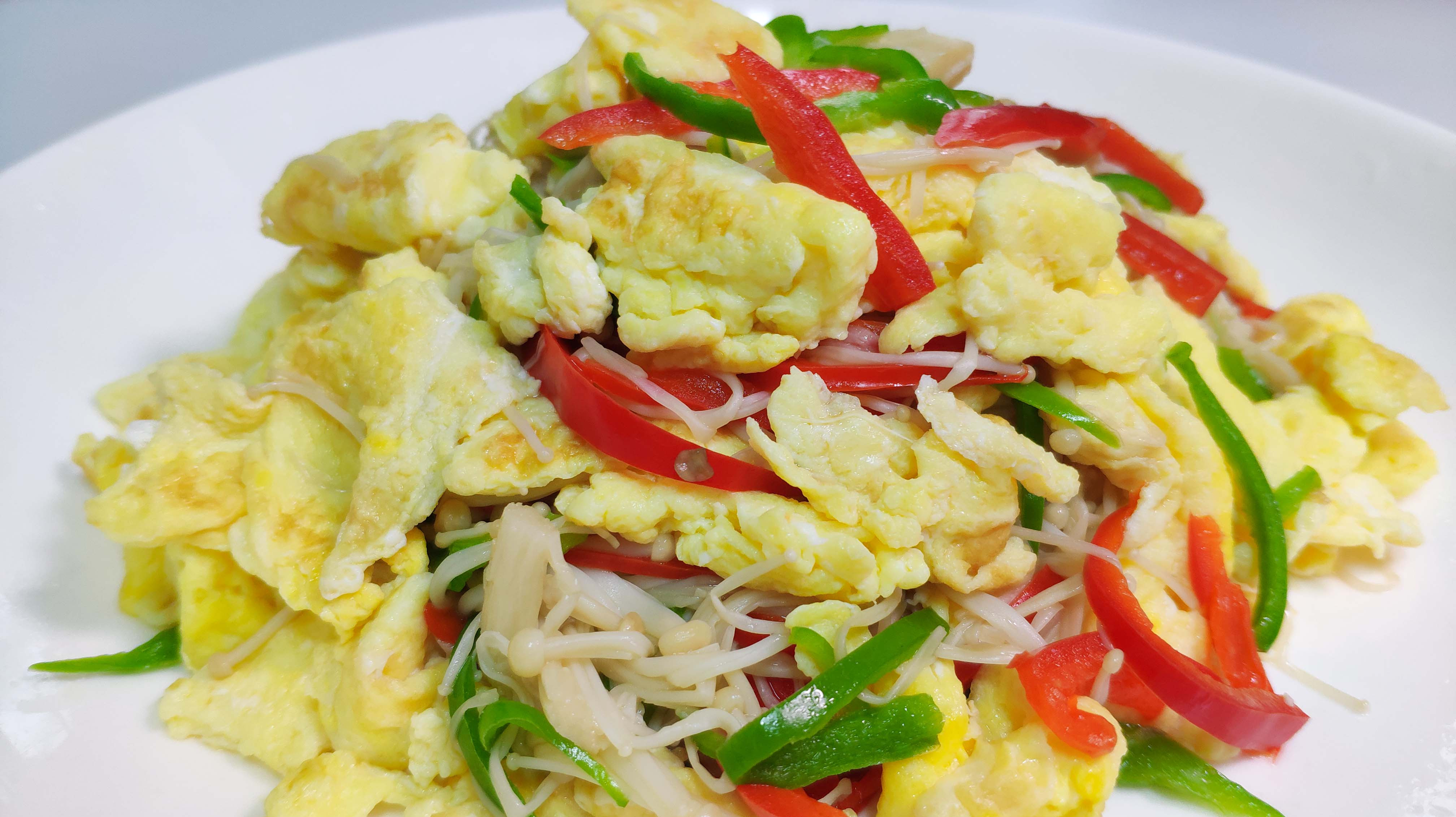 1把金针菇,4个鸡蛋,大火一炒,鲜嫩清爽,简单易做零失败!