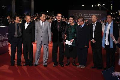 子承父业，青出于蓝？王思聪、李泽楷与父辈对比照片引热议