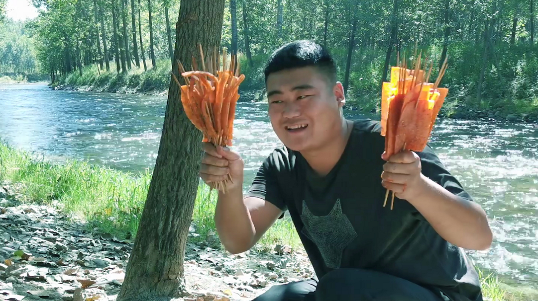 小伙用烤鱼的方法烤辣条?60串辣条不够吃,隔着屏幕都流口水!