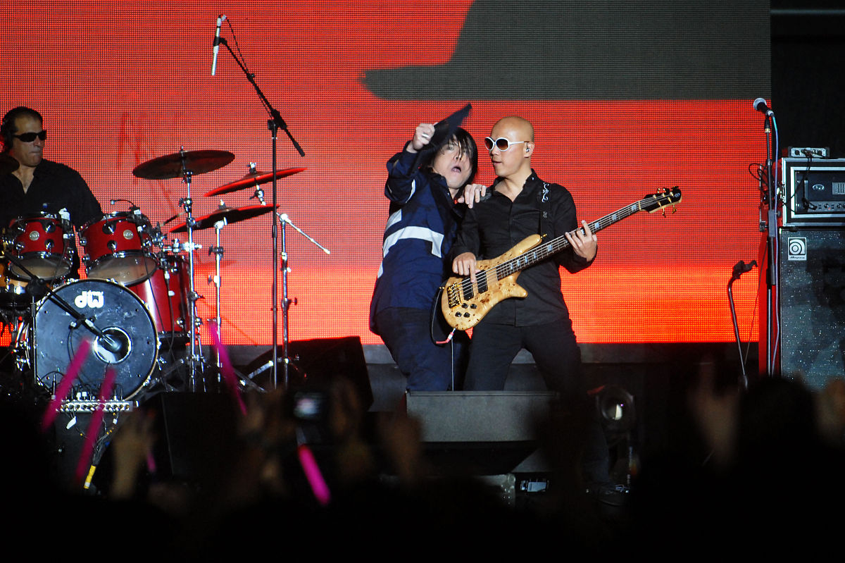 写一首表达梦想情绪的中文摇滚歌曲歌曲表达的主题为团结歌词结构为verse1、verse2、Pre-Chorus1、chorus1、chorus2、verse3、verse4、chorus3、Bridge1、chorus4并确保chorus1、chorus2、chorus3、chorus4、verse5、Pre-Chorus2、chorus5、Bridge2、歌词不重复每段歌词结尾使用中文anwan