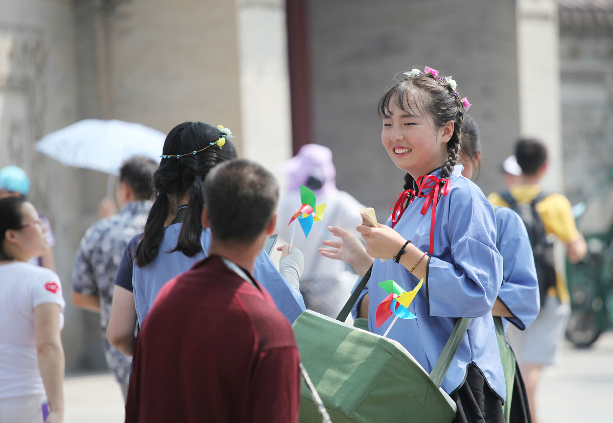 ***_***2016年07月24日,西安市,大学女生着蓝色斜襟袄裙的民国服饰,在