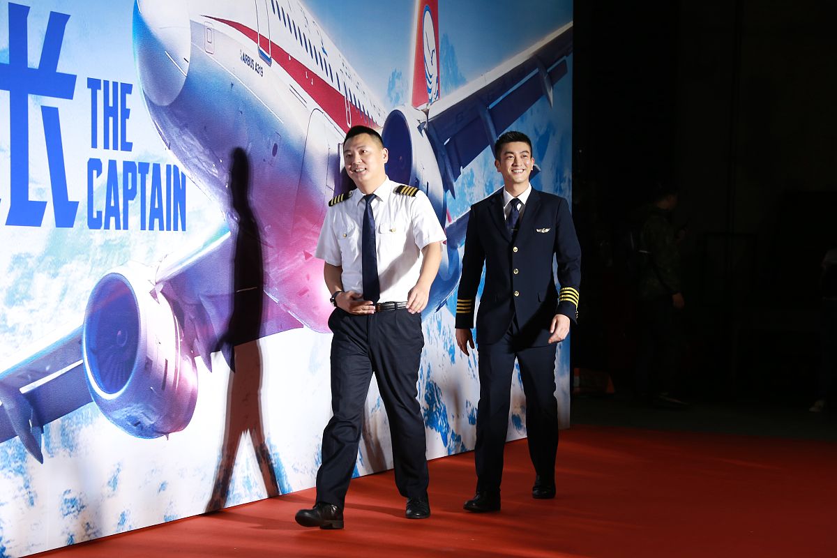 《中国机长》观后感：致敬航空逐梦人，感受试飞员的热血与担当