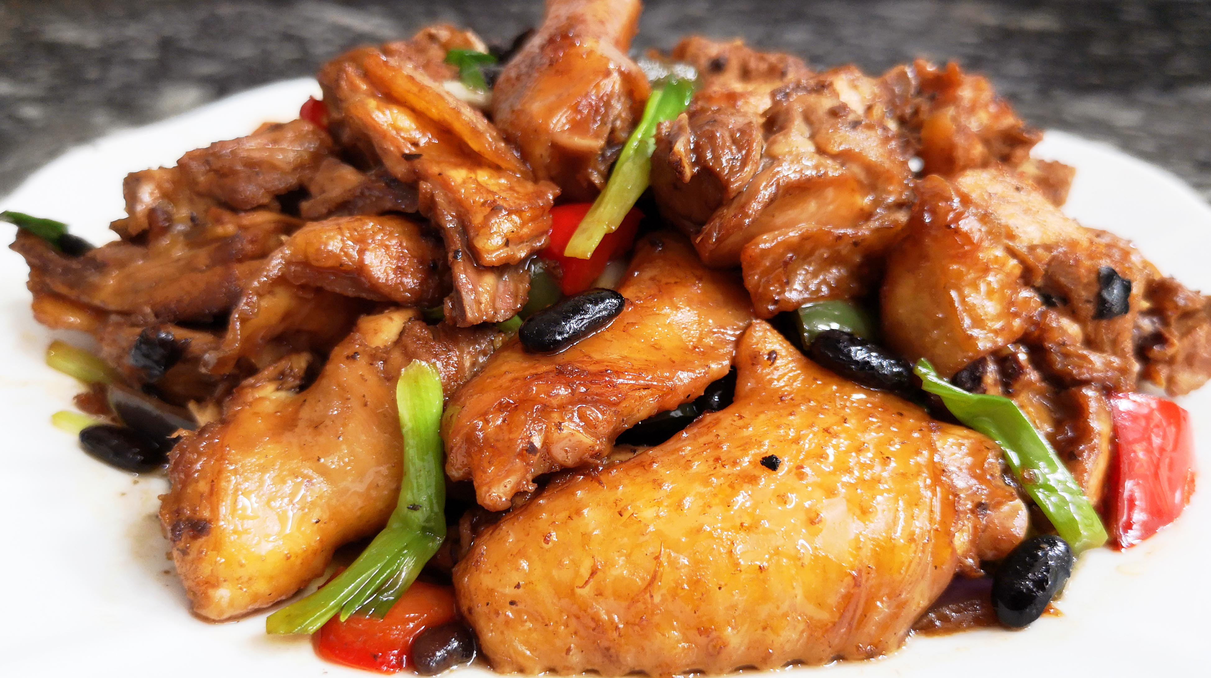 鸡肉最好吃的一种做法,味道出奇的好,开胃下饭,可惜很少人做过