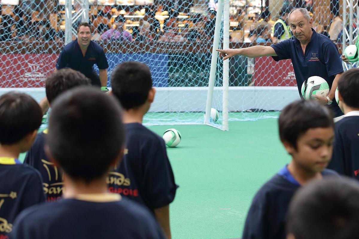 2013年6月20日,新加波,英格兰众球星现身参加活动.***_***singapore -