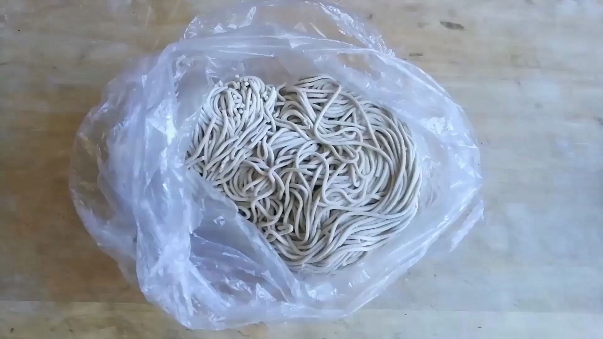 冰箱里存下的冻面条,正好用来做一个炒面,没想到出锅后太香了