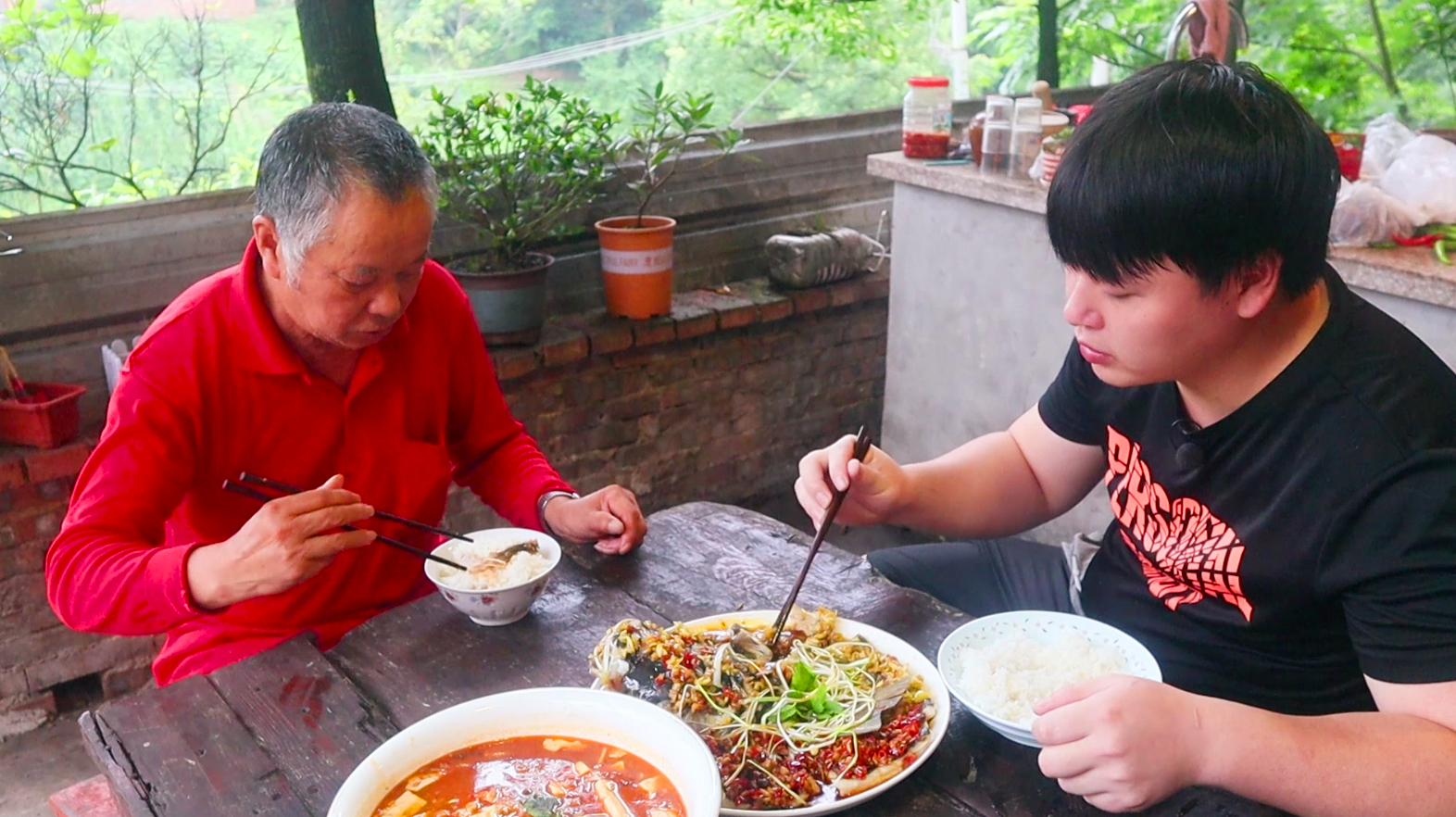粉丝点菜黑暗料理仰望星空,4斤花鲢做川味版,德哥老爸却特爱吃