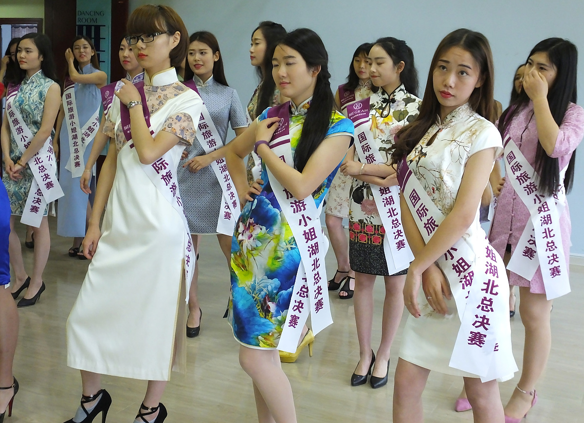 2016年5月27日讯,湖北宜昌,40位参加国际旅游小姐大赛的美女选手在素
