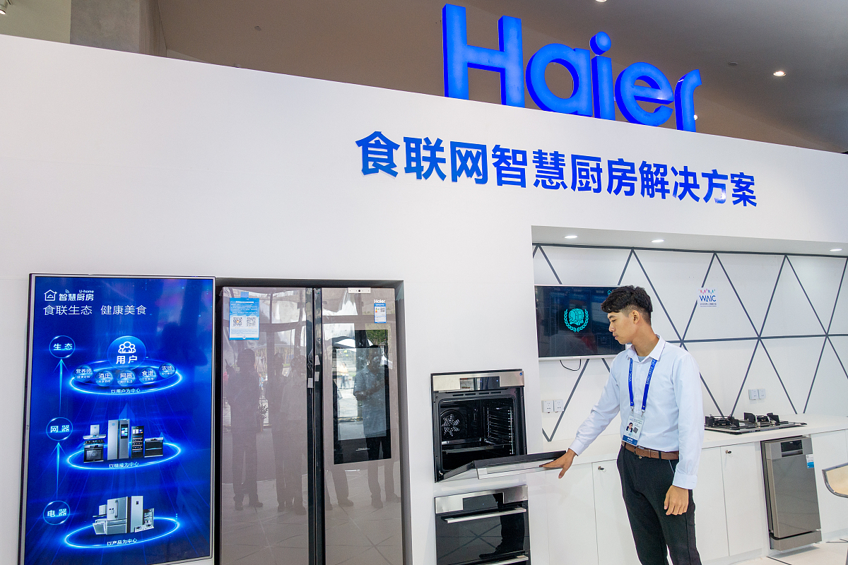 大家好刚才李总从战略的维度把海尔智家未来的发展方向给大家做了一个清晰的解读。那么下面我把海尔智家高端品牌在全球取得的成果以及迭代创新的方向做一个简单的分享。在刚刚过去的2022年海尔智家的高端品牌布局已经在全球实现了开花结果。在北美市场我们的高端品牌coffin以及modegr实现了35的增长。在澳新市场高端的斐雪派克实现了30的增长。那么在欧洲市场海尔品牌的价格指数提升至了131同样在南亚、东南