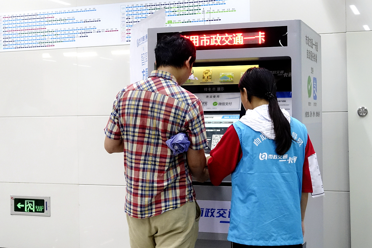 如果有人发微信给你说贵公司现在业务尚可啊应如何回复