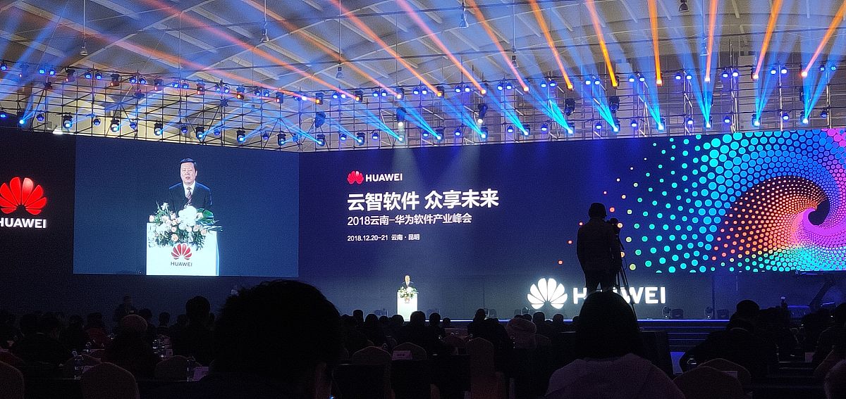 根据下面内容洗稿重新写一篇全新文章华为再次强调华为不造车并对车身标志做出严格要求不允许HUAWEI AITO出现在整车宣传中。此外华为生态汽车品牌问界门店也接到通知平时宣传话语中不能再叫华为问界了。华为轮值董事长徐直军在年度报告会上表示华为的战略没有变不造车帮助车企造好车。华为与车企有三种合作模式其中华为智选车模式下的问界品牌在市场上受到关注2022年交付了超过75万辆车。华为车BU要在2025年