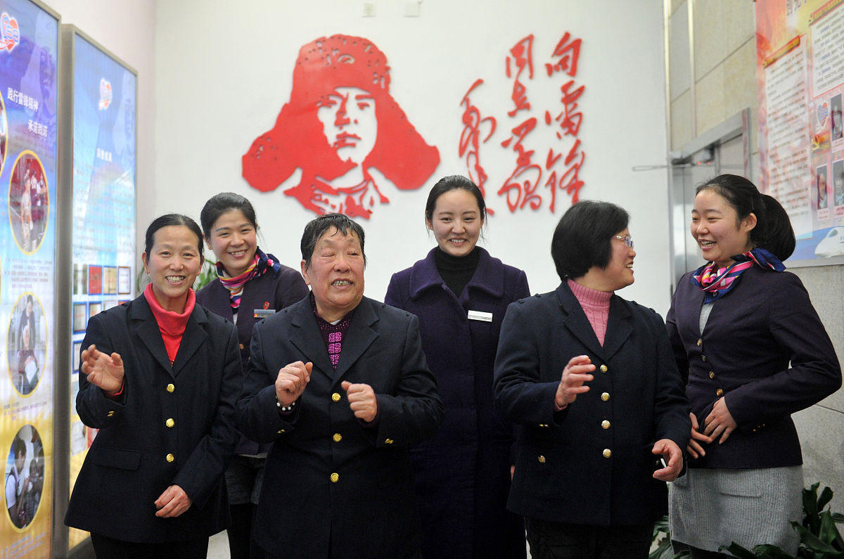 润色：贺曼丽同志也积极参与到团体活动中发挥党员的奉献精神。团结同学凝聚集体在东南大学苏州校区第十五届新生杯篮球赛比赛时期组织班级同学观看班级的篮球比赛为班级队员加油助威并拍摄了班级的每一场篮球比赛的照片最终土木水利篮球队获得了本届新生杯篮球赛的冠军。