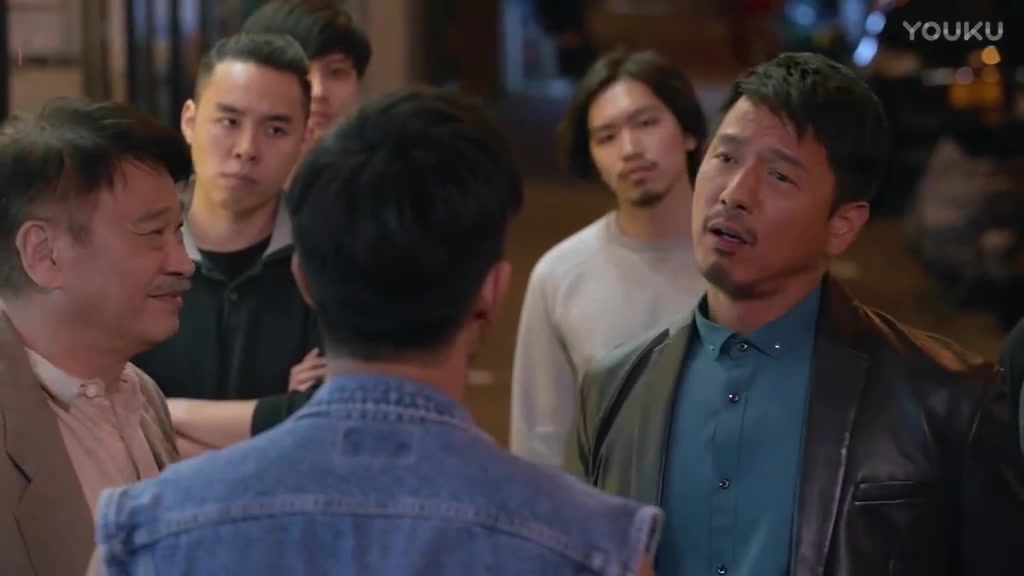 老混混收债不成,这下黑老大怒了,不料在旁小弟竟是大人物儿子?