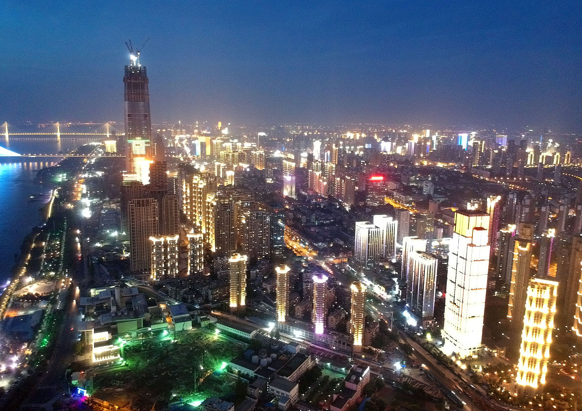 2019年5月23日傍晚,武汉长江主轴霞光绚烂,江畔市民驻足揽景,尽享江风