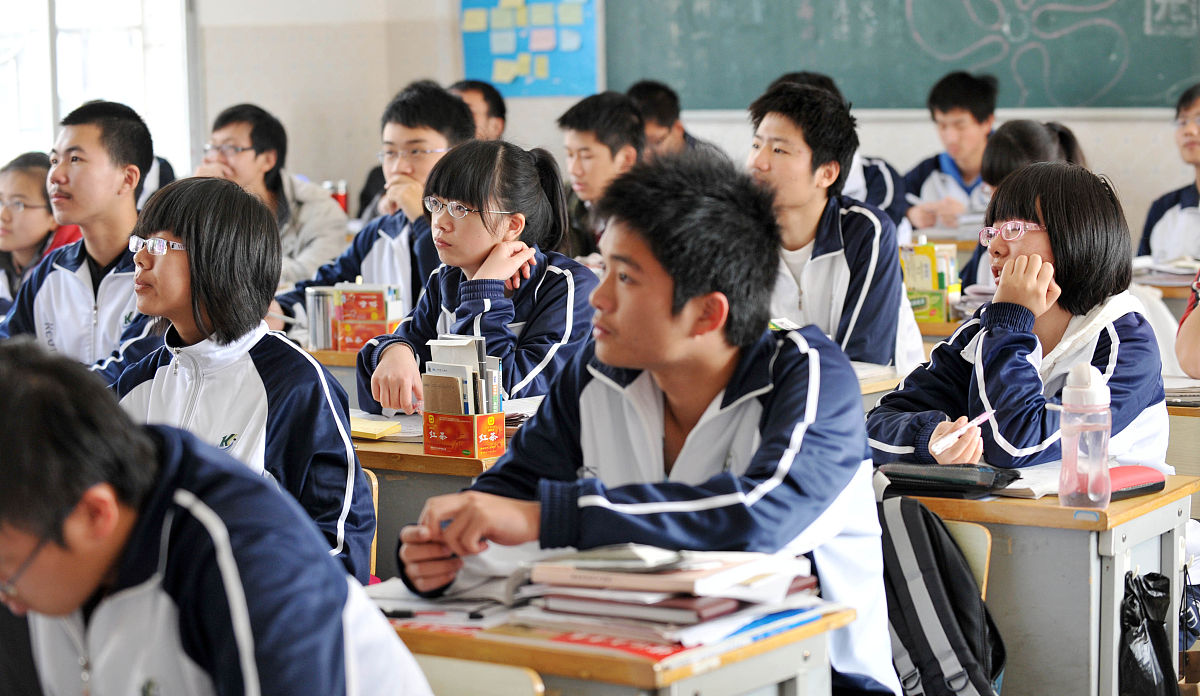 2011年3月3日,厦门市科技中学高三学生在教室里复习功课备战高考.+++_