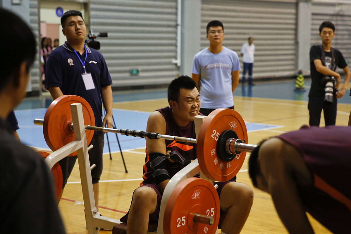 如果你是一个经验老道的健身教练请帮一个身高173厘米体重60公斤的学员制定一周的增肌训练计划