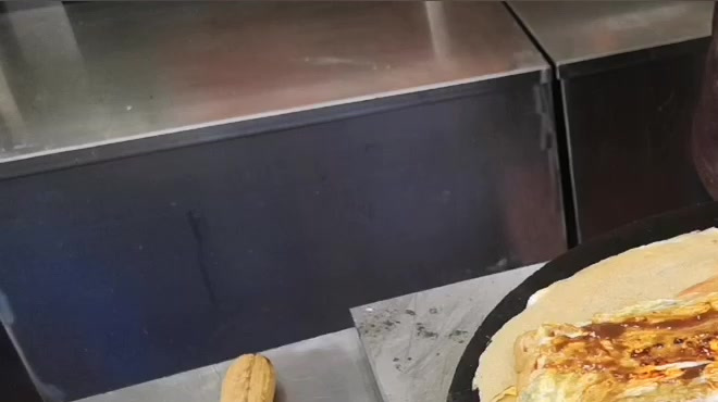 煎饼果子加什么最好吃,美女告诉你真正的吃法,让你回味无穷