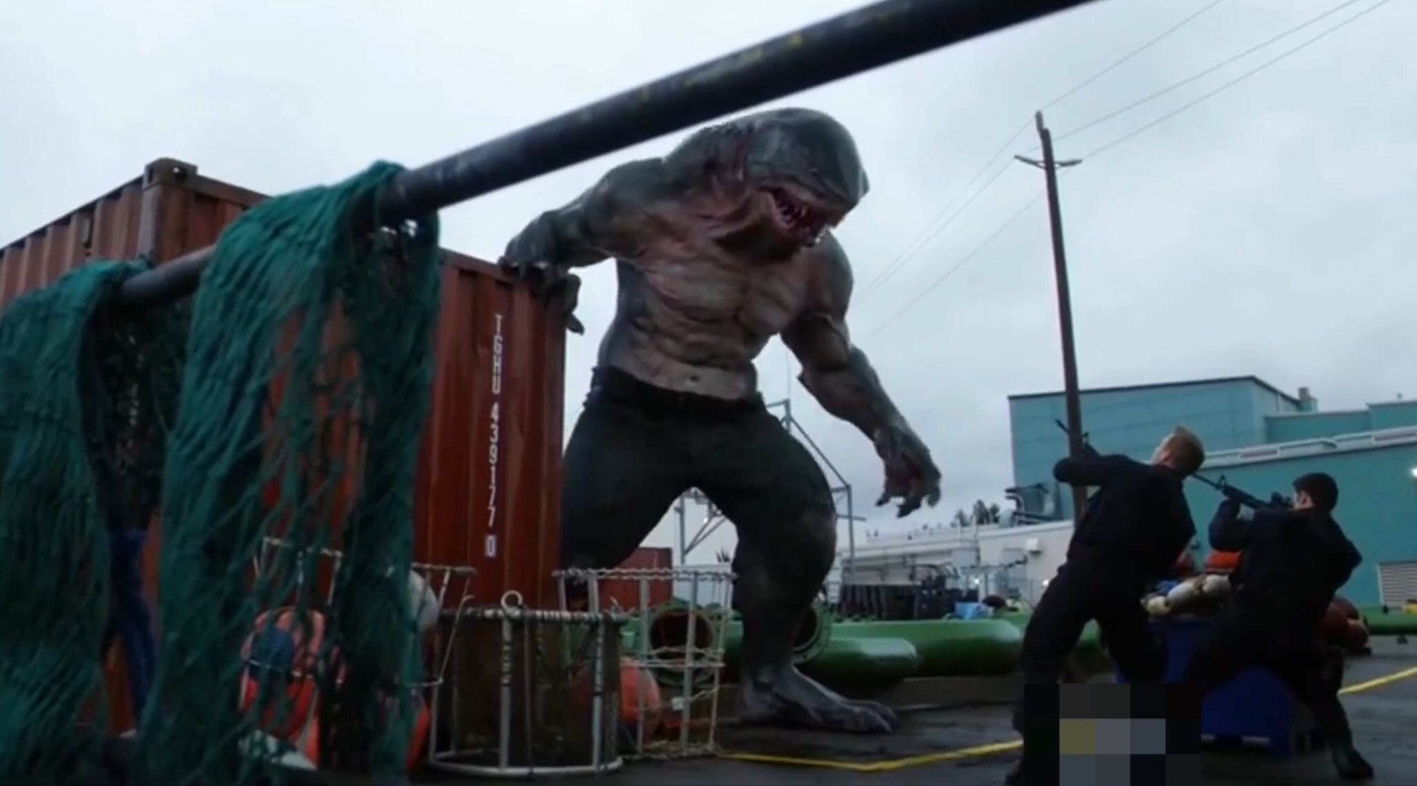 闪电侠精彩剪辑,鲨鱼王随手一抓就能拎起闪电侠,好弱啊